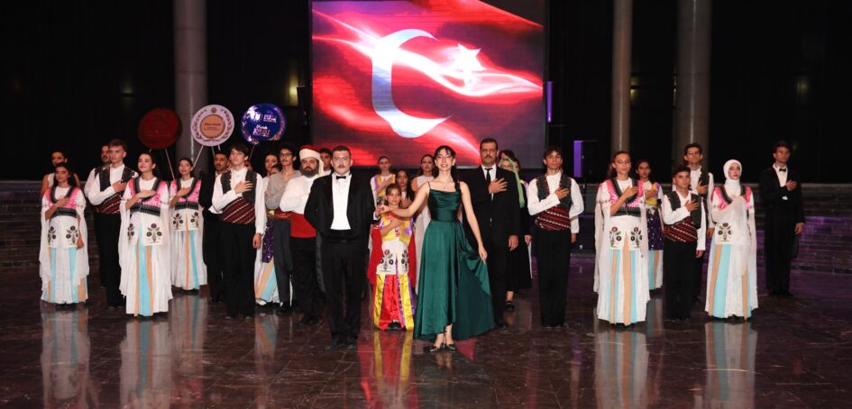 Gençlik ve Cumhuriyet Dansı izleyenleri kendine hayran bıraktı