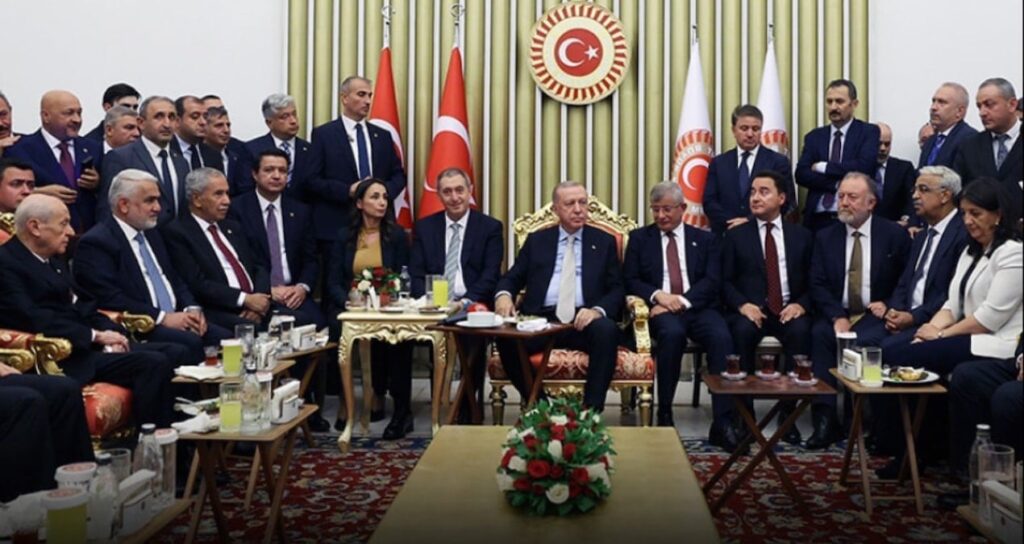 Özgür Özel: ‘O fotoğrafları Erdoğan çektirip servis ettirdi’