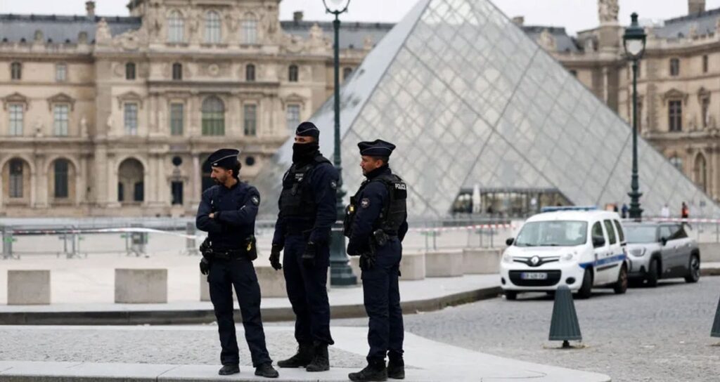 Tarihi Louvre soygununda iki kişi tutuklandı