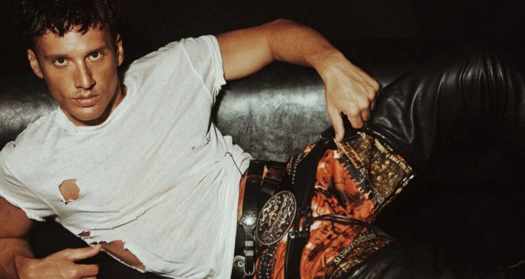 Transparan giyip sahneye çıkan Edis’e ağır sözler