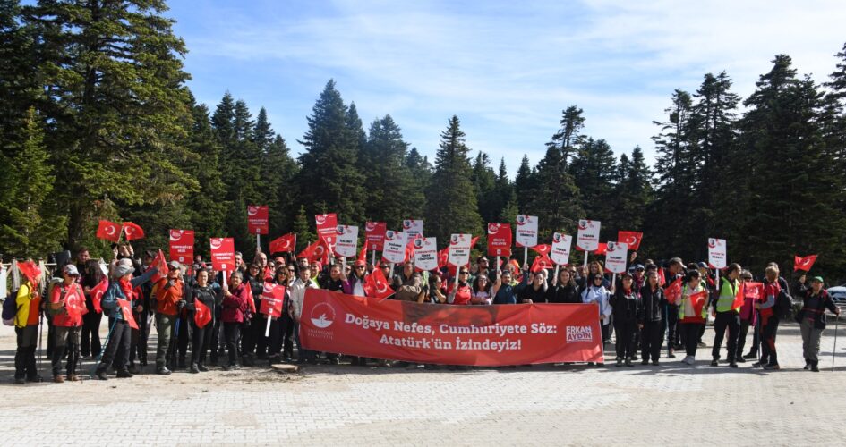 Uludağ’da yüzlerce kişi Cumhuriyetin izinde yürüdü
