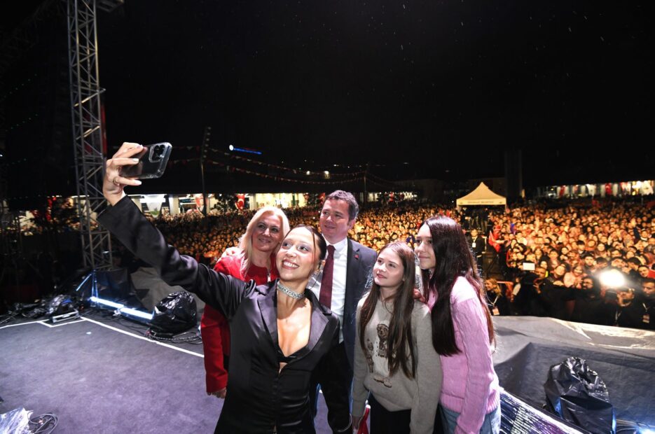 Zeynep Bastık Osmangazi Meydanı’nı Şarkılarıyla Isıttı