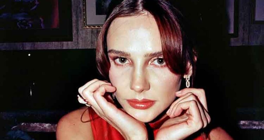 Alina Boz bir anda diziden çıkarıldığını uçakta öğrendi