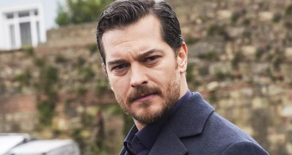 Çağatay Ulusoy’u sette kardeşi ziyaret etti