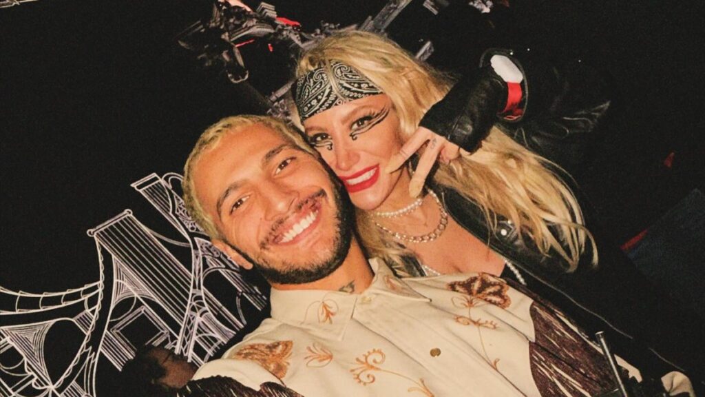 Şarkıcı İrem Derici, takipçisiyle mesajlaştı!