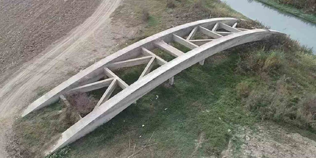 Sular çekilince eski köprü gün yüzüne çıktı