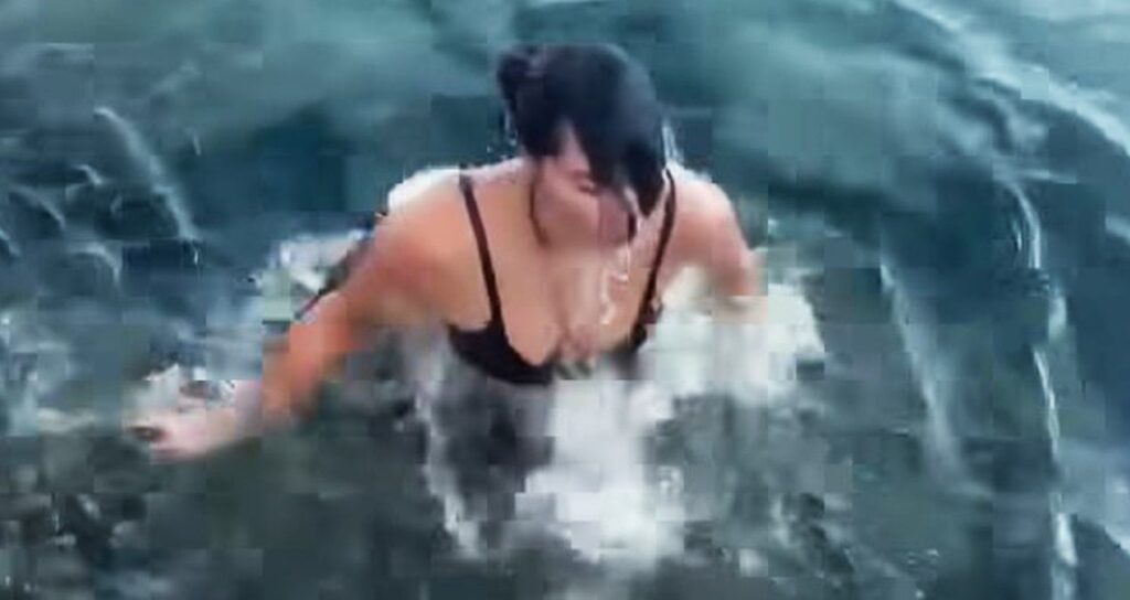 Yasemin Yürük telefonunu denize düşürdü