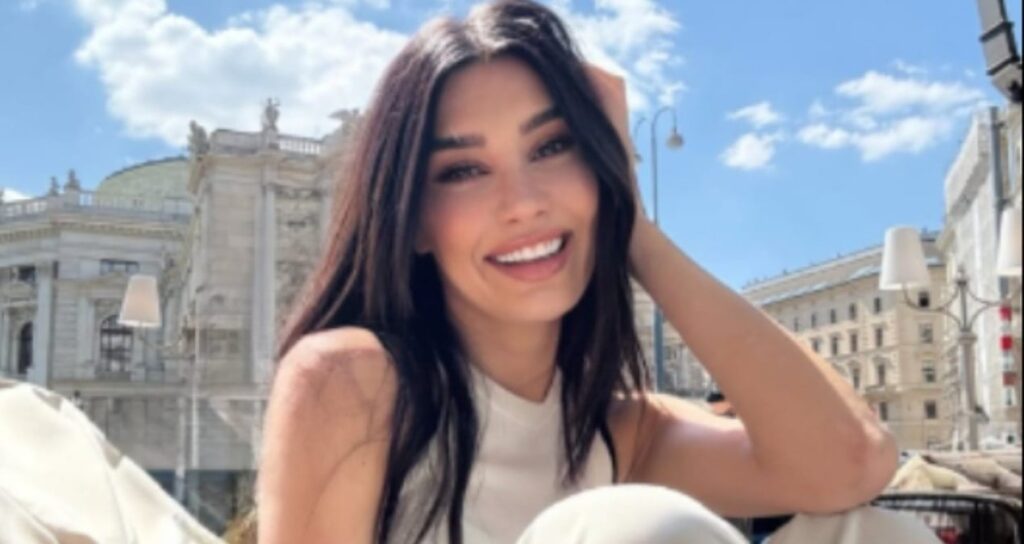 Dantelli mini elbisesiyle bir bakana bir daha baktırdı