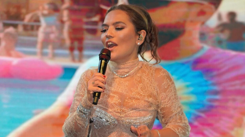 Demet Akalın’dan İrem Derici paylaşımı!