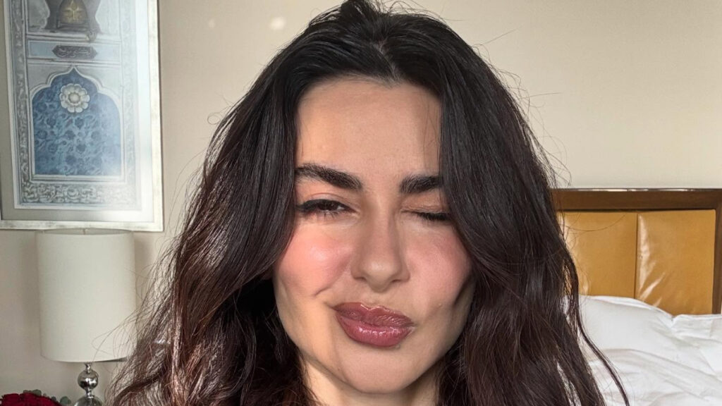 Nesrin Cavadzade dekoltesiz!