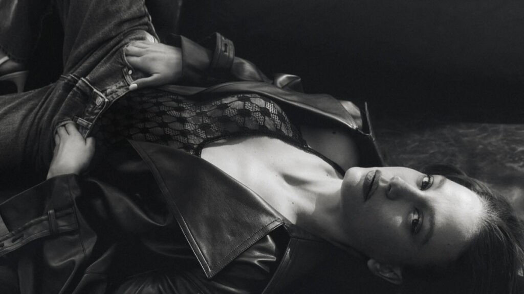 Serenay Sarıkaya, papatyalar içinde poz verdi