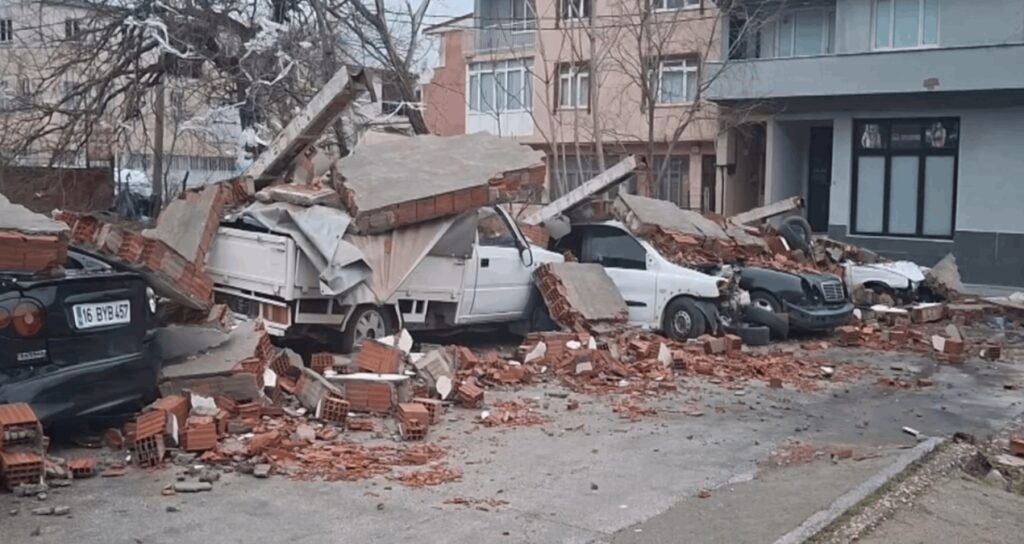 Bursa’da fırtınanın neden olduğu hasar, gündüz görüntülendi