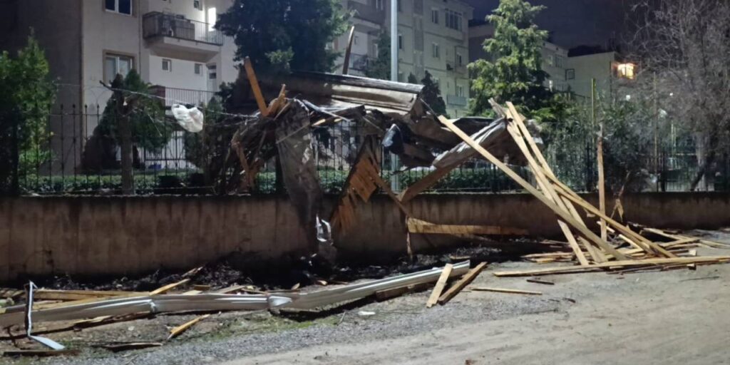 Bursa’da kuvvetli lodos kabusu yaşattı!