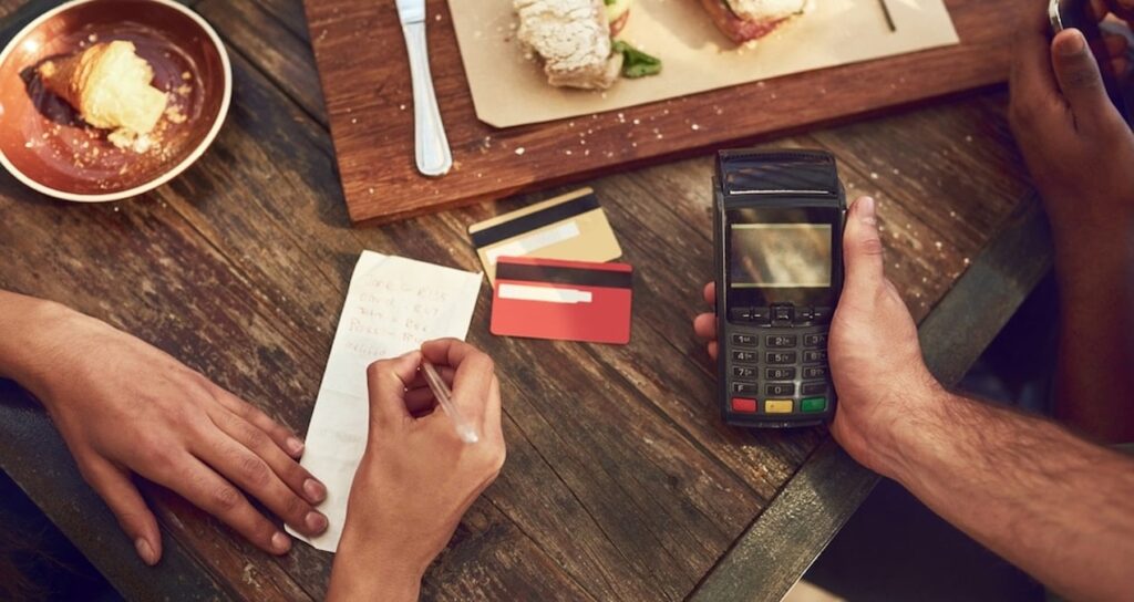 Restoranda artık o ücreti ödemek zorunda değilsiniz