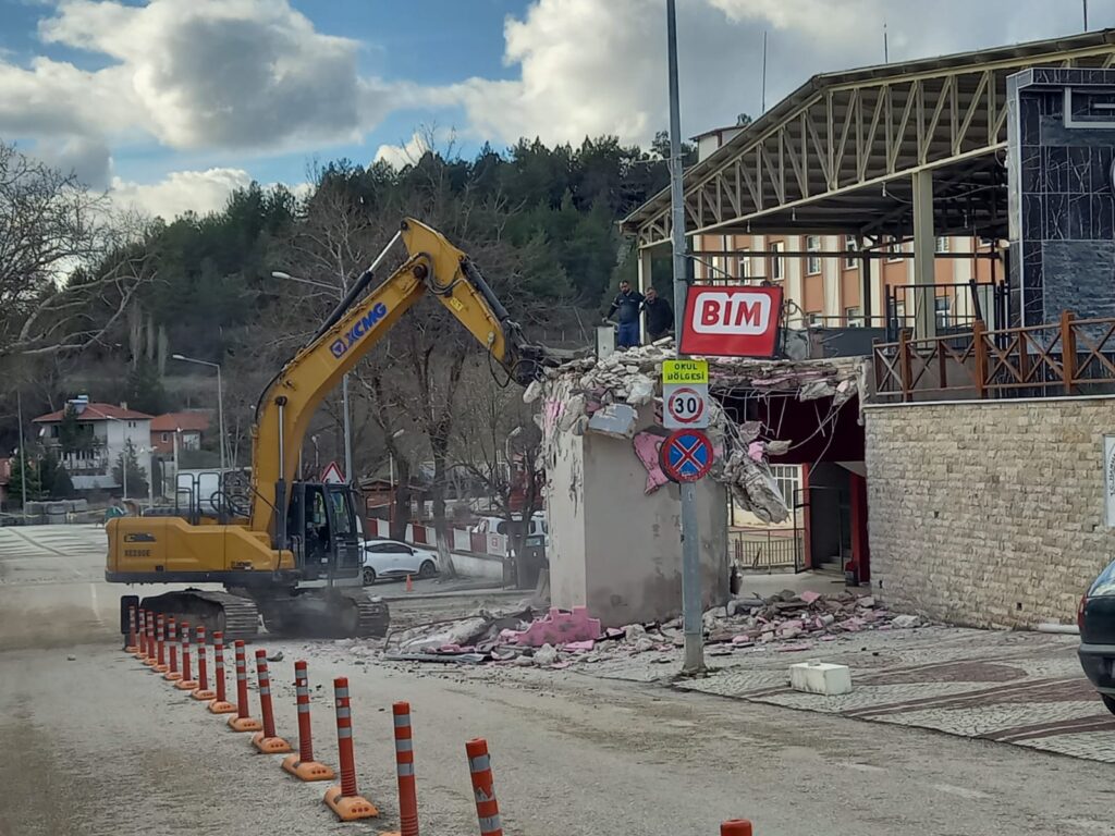 Çocuklara ve İlçe Halkına Duyduğu Sevgiyle Örnek Bir Lider