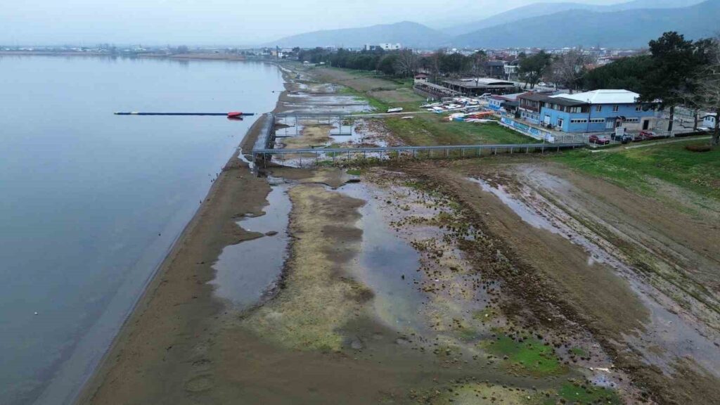 İznik Gölü Alarm Veriyor: Yağışlara Rağmen Çekilme Sürüyor, Bölge Endişeli