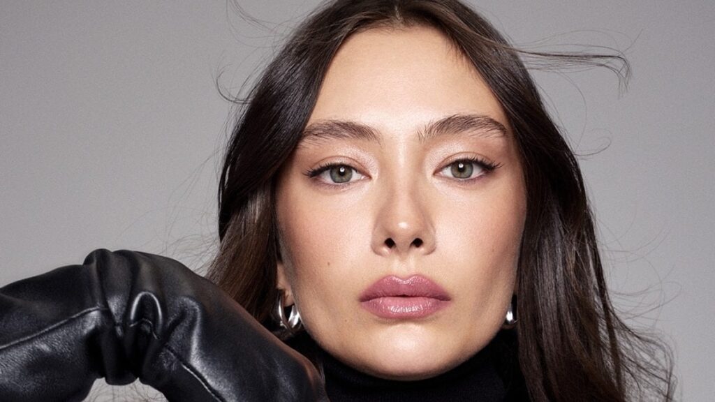 Neslihan Atagül’ün ayna pozu!