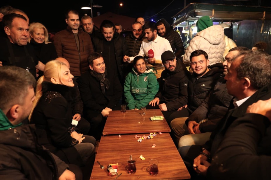 Başkan Erkan Aydın Abdal Meydanı’nda Vatandaşlarla Sahur Yaptı