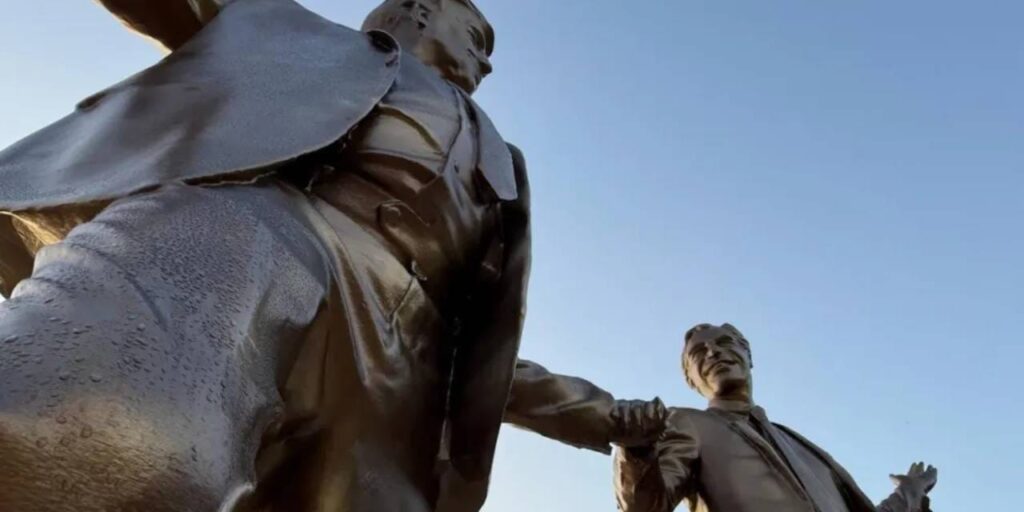 Dev heykel Washington’ı karıştırdı: Trump ile Epstein el ele