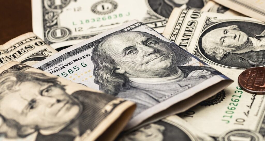 Dolar 4 ay sonra ilk kez 100 barajını aştı