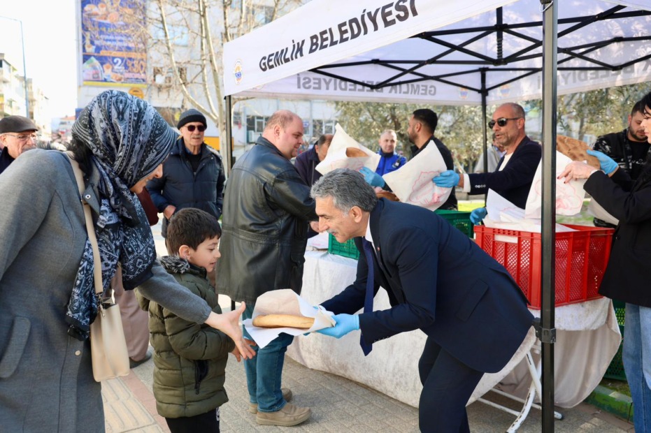 Gemlik Belediyesi’nden Hemşehrilere Ramazan Pidesi İkramı