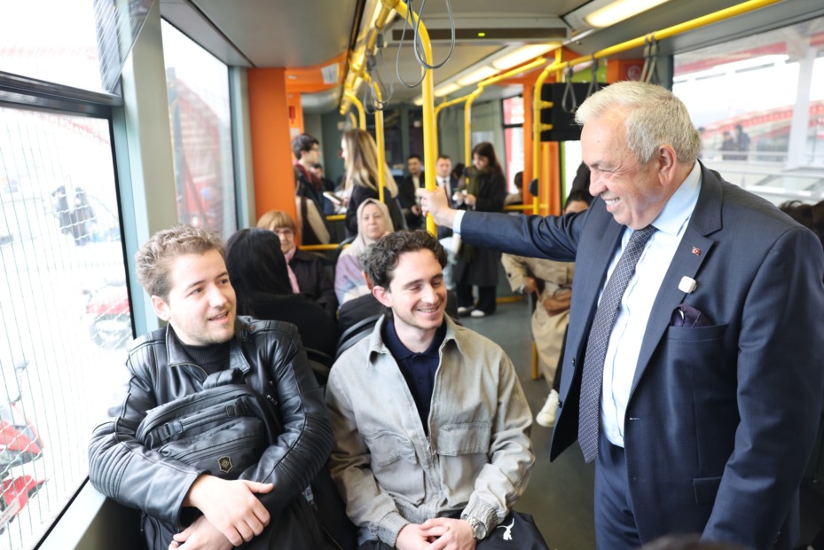 Şadi Özdemir’den mesai öncesi metro sürprizi