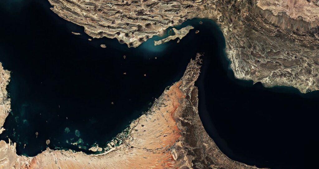 Hürmüz Boğazı’nda trafik yeniden başladı