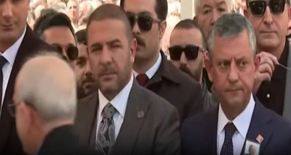 Kemal Kılıçdaroğlu, Özgür Özel’i görmezden geldi, elini sıkmadı!