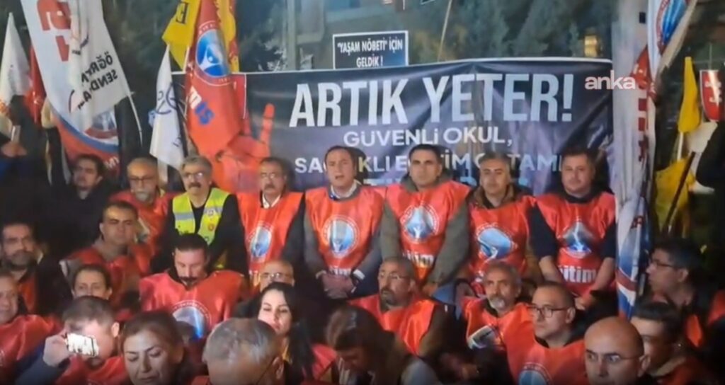Sendikalardan MEB önünde ‘yaşam nöbeti