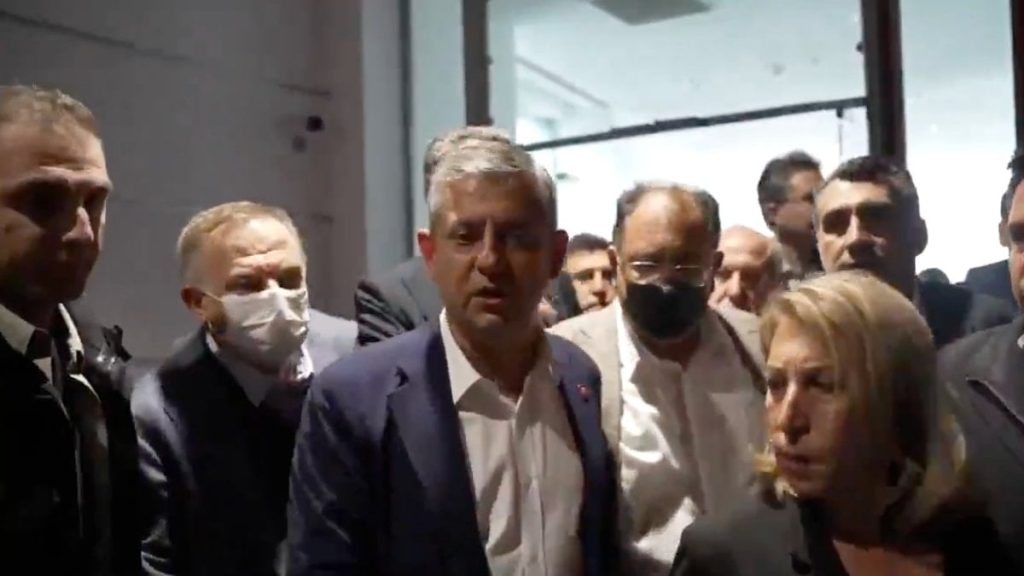CHP Genel Merkezi’nde Gergin Tahliye