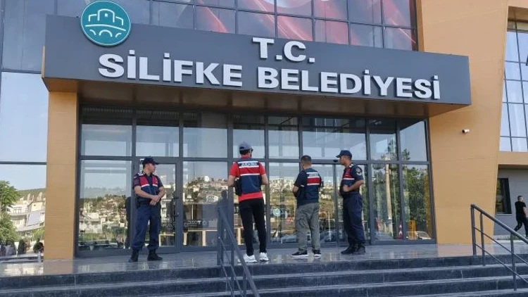Silifke Belediyesi’ne Sabah Operasyonu