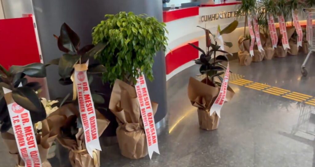 CHP’den istifa edip boşta kalmıştı, CHP’ye çiçek yağdırdı