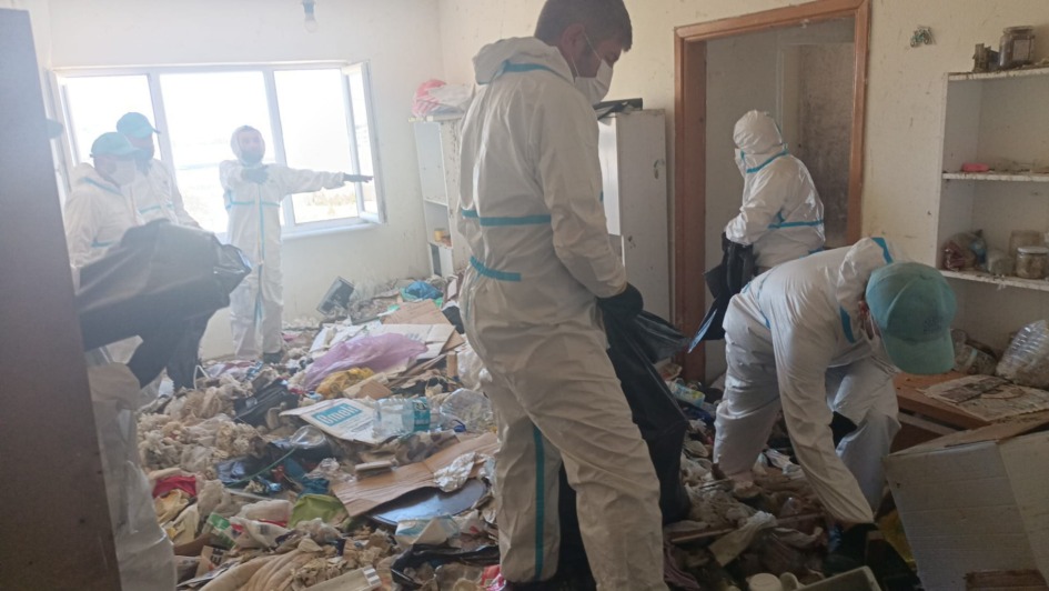 Balkan Mahallesi’nde evden 28 ton çöp çıkarıldı