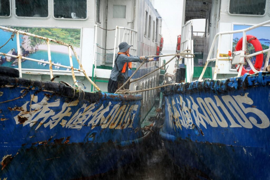 Dolphin Tayfunu Okinawa ve Çin Kıyılarını Vurdu