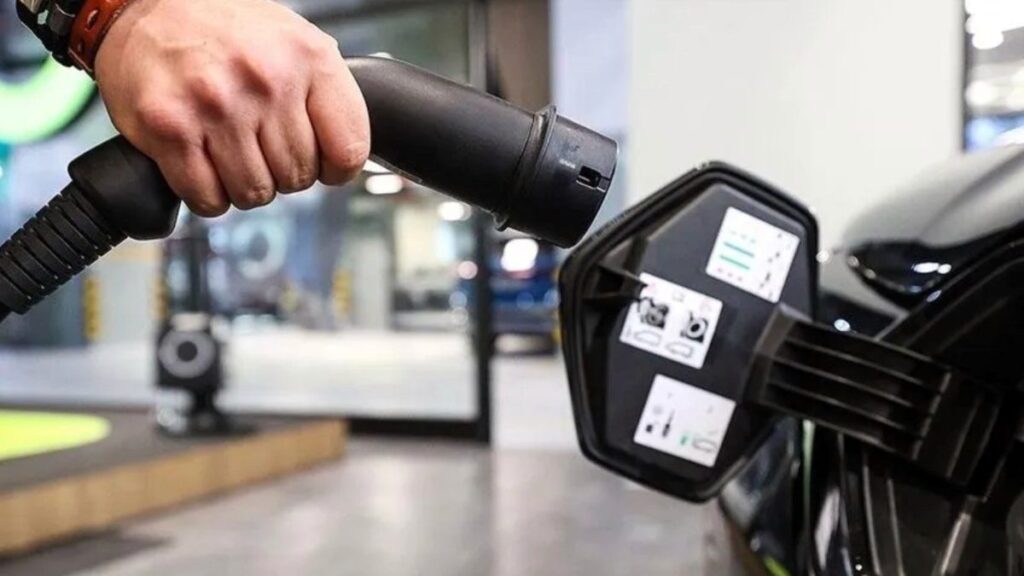 İngiltere’den Elektrikli Araçlara Yeni Fon Paketi