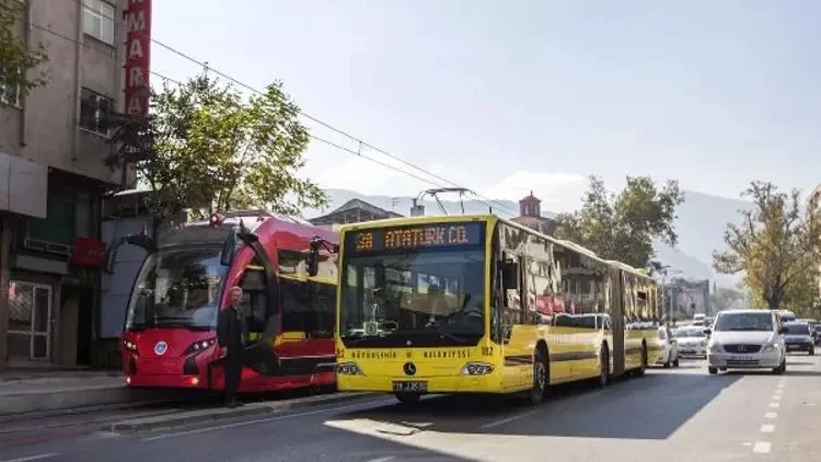 İlk Sonbahar Yağmurunda Bursa Trafiği Yine Kilitlendi: “Ulaşım Sistemi Sınıfta Kaldı”