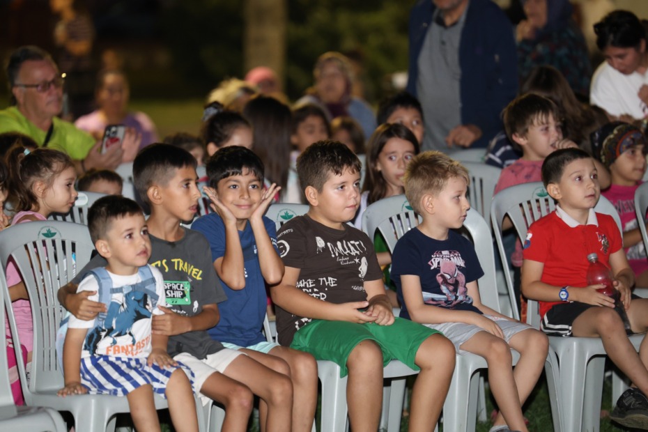Soğukkuyu Parkı’nda Çocukların Sinema Keyfi
