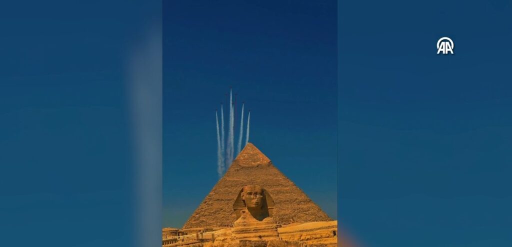 Türk Yıldızları’nın Piramitler Üzerindeki Gösterisi