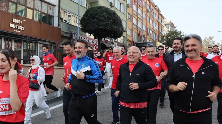 BİNLERCE BURSALI CUMHURİYET İÇİN KOŞTU