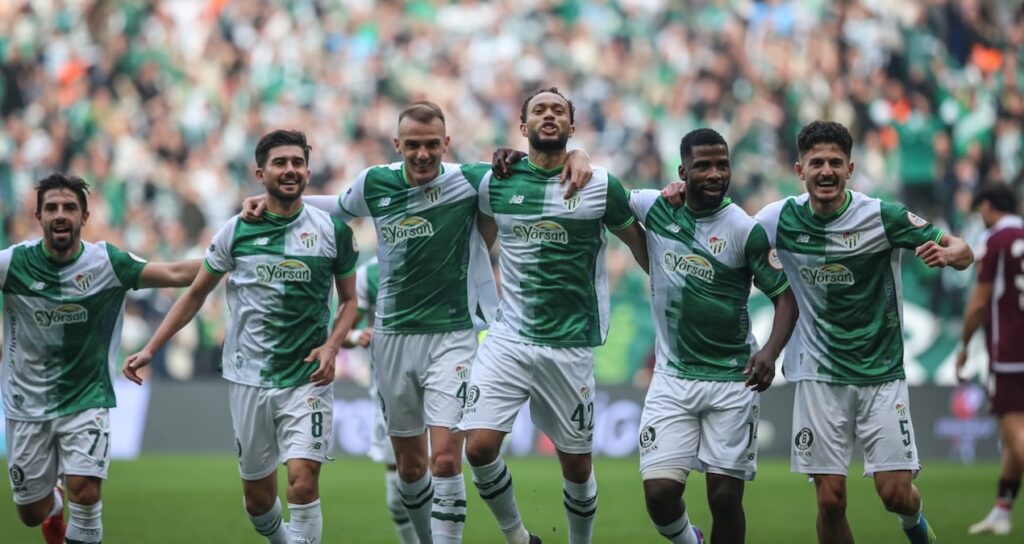 Bursaspor taraftarı önünde şov yaptı! Liderliği bırakmadı