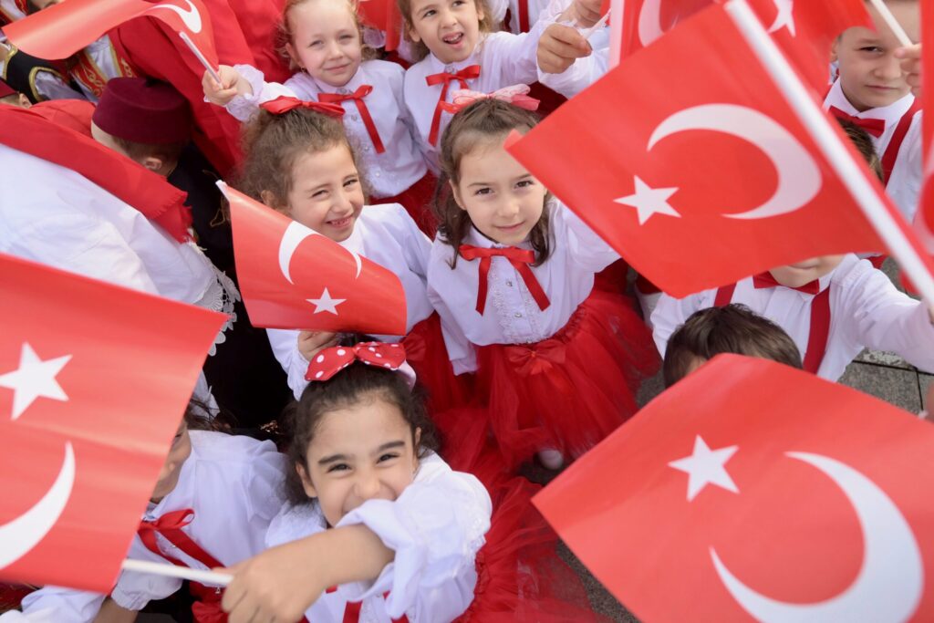 Cumhuriyet Bayramı’nda denizde Türk bayrağı açıldı