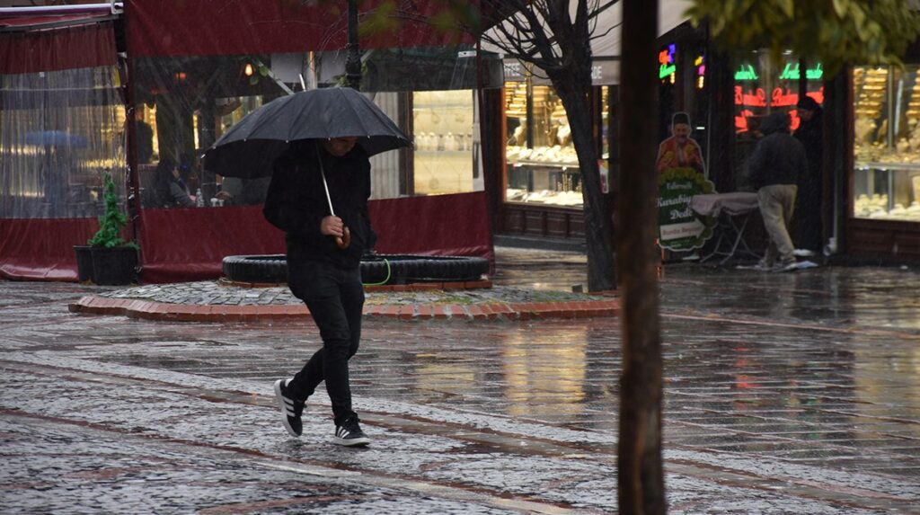 İstanbul ve Çevresinde Kuvvetli Sağanak ve Fırtına Uyarısı