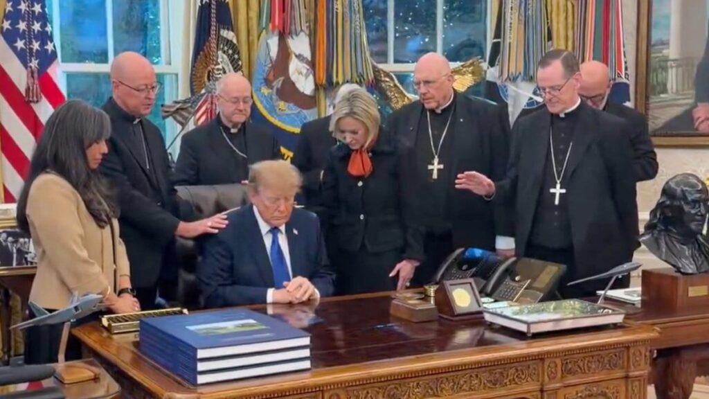 Trump Beyaz Saray’da piskoposlarla dua etti